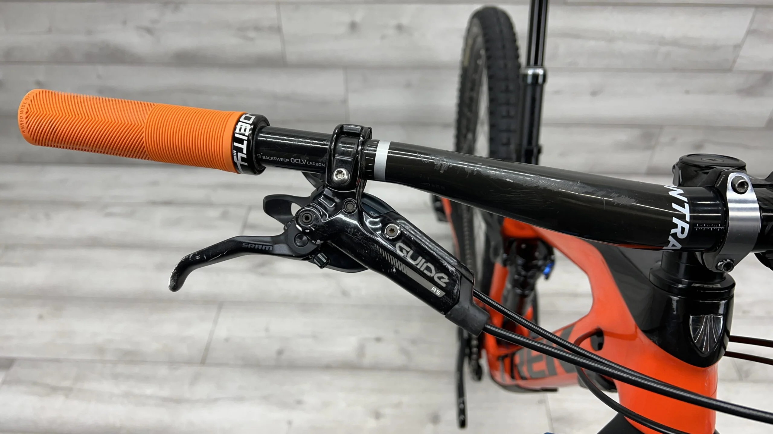 2018 Trek Slash 9.8  Mountain Bike - Small - Image 10