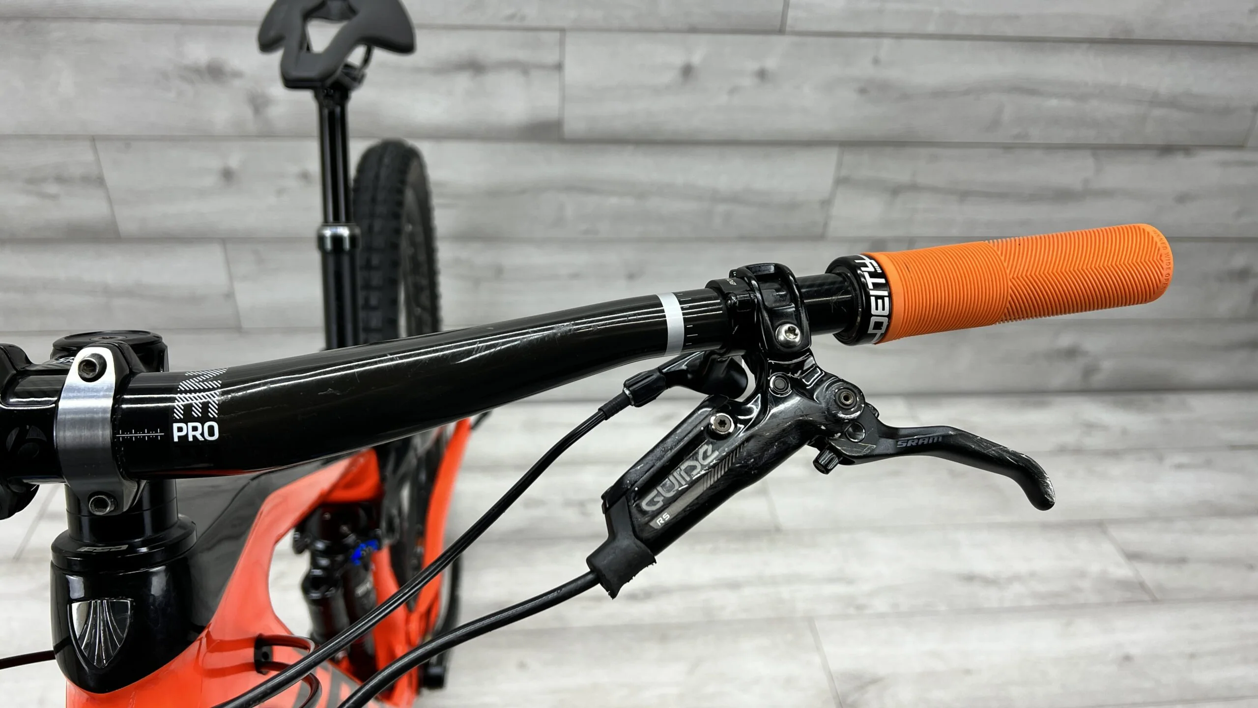 2018 Trek Slash 9.8  Mountain Bike - Small - Image 11