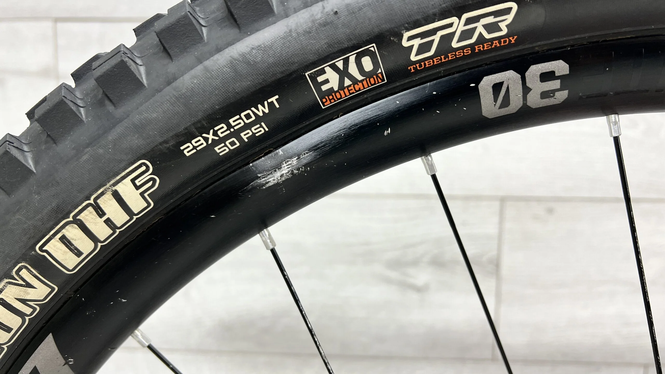 2018 Trek Slash 9.8  Mountain Bike - Small - Image 16