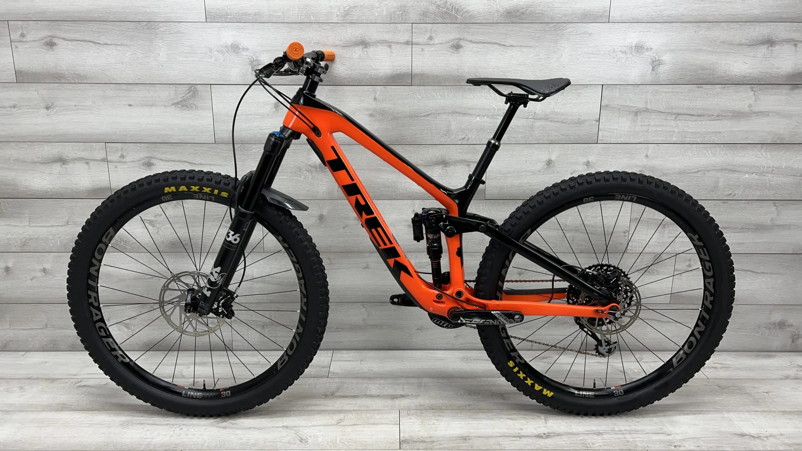 2018 Trek Slash 9.8  Mountain Bike - Small - Image 2