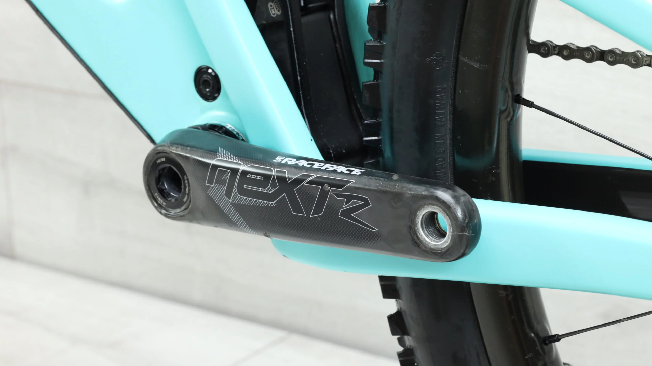 2019 Santa Cruz Bronson CC Reserve Mountain Bike - Medium - Image 6