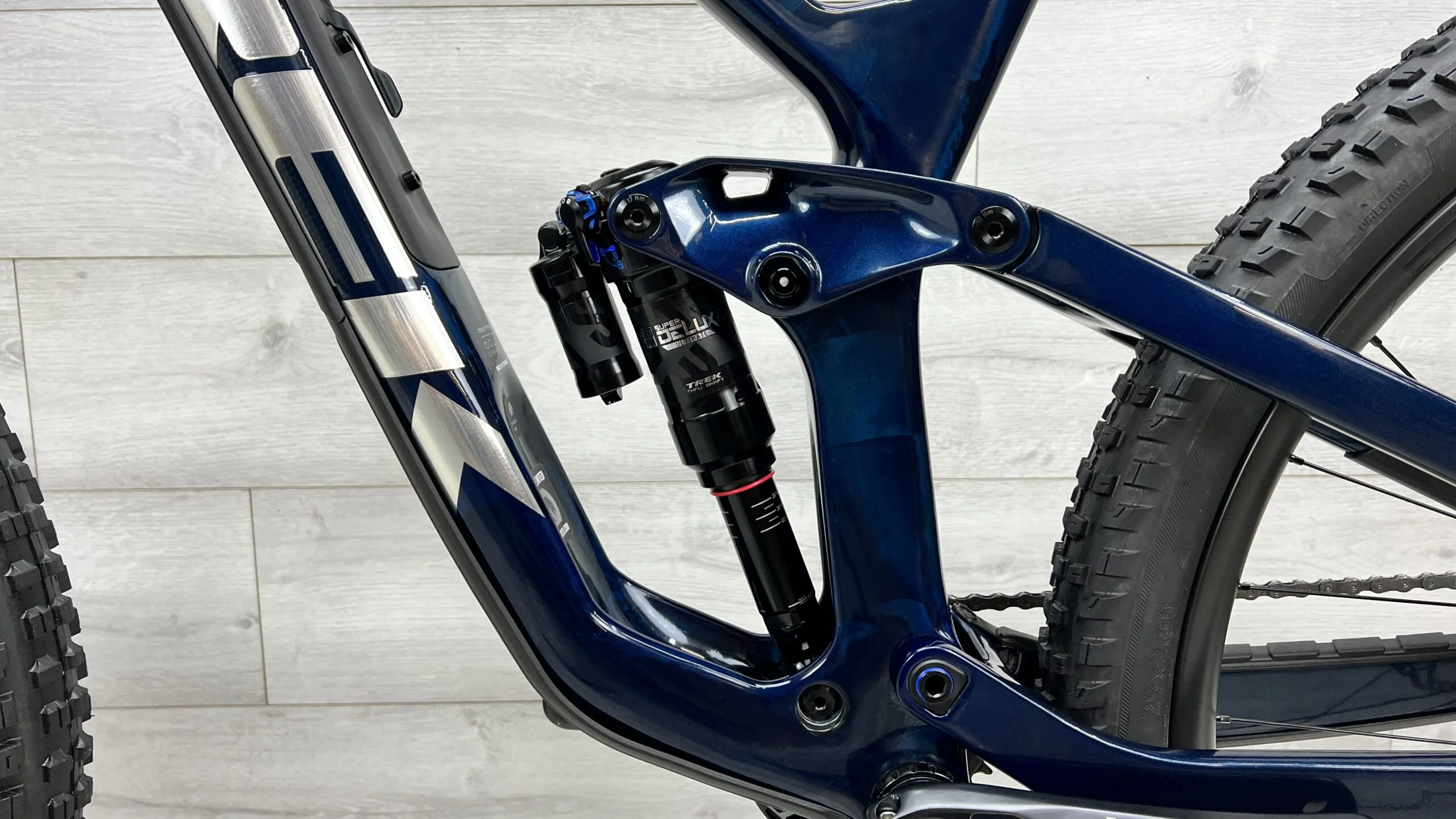 2022 Trek Slash 9.8 XT  Mountain Bike - Small - Image 10