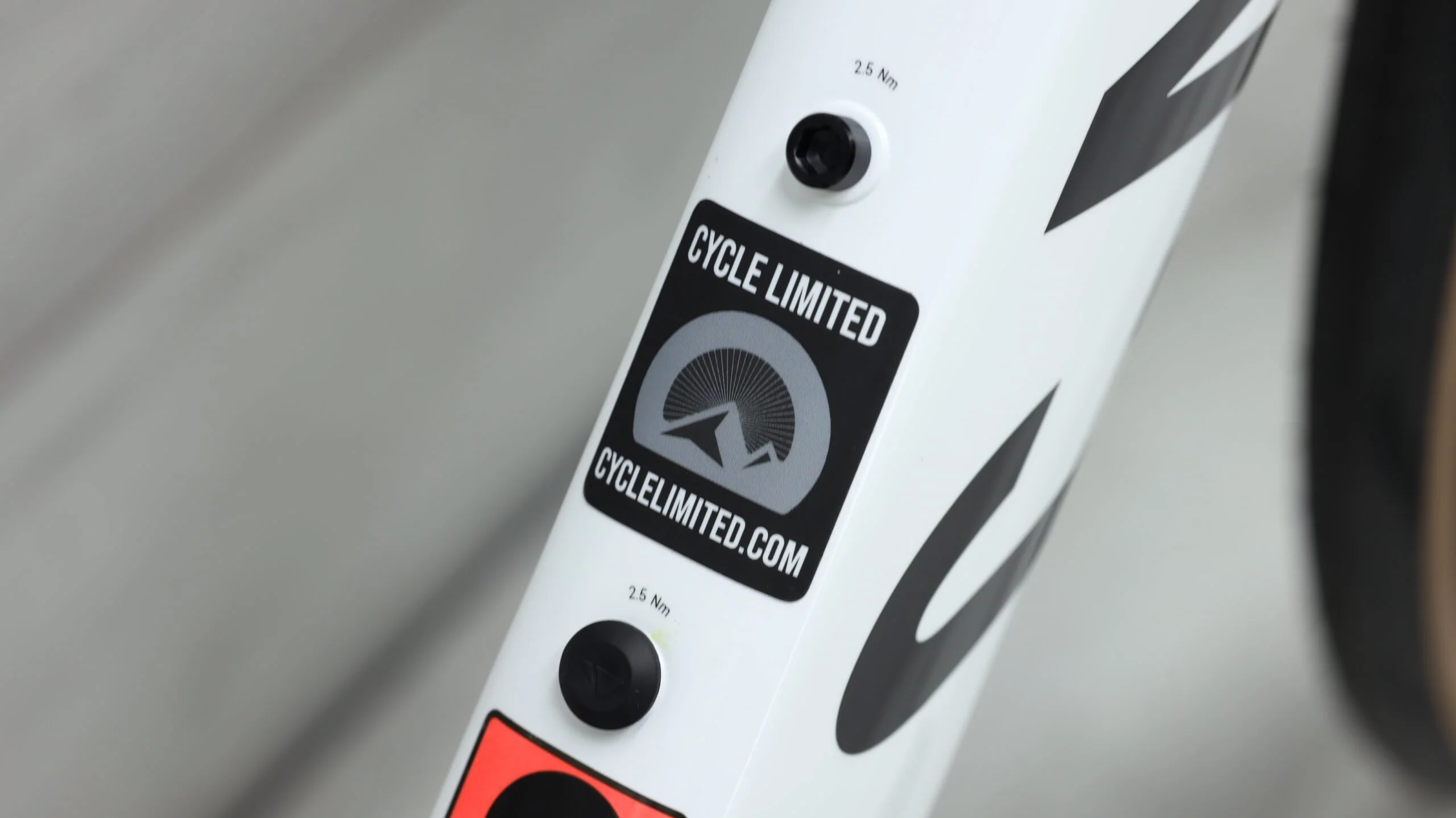 2023 Canyon Aeroad CFR Disc Di2 Road Bike - Large - Image 3