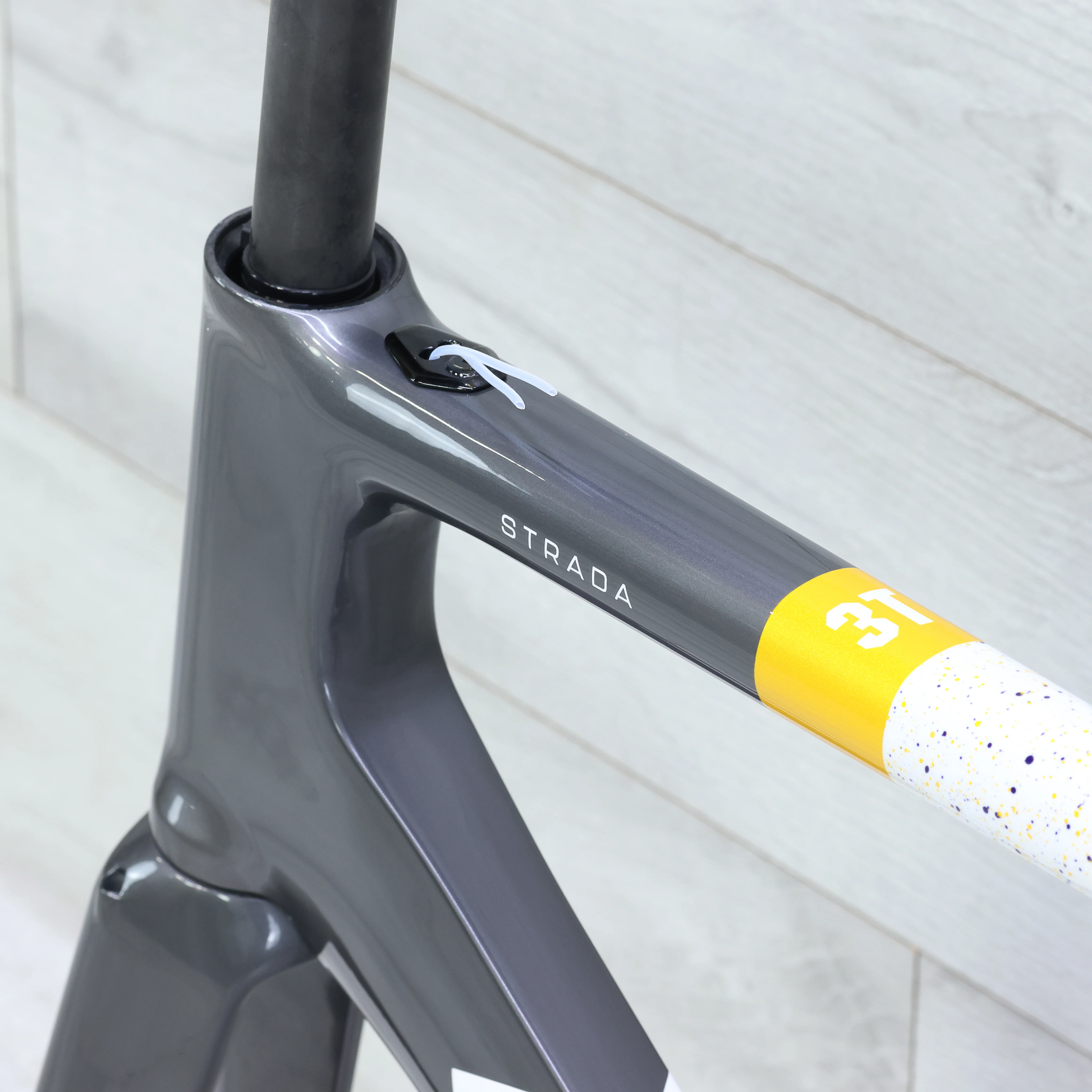 3T Strada 1x Disc Brake Aero Road Bike Frameset 700c Grey/Gold - Image 7