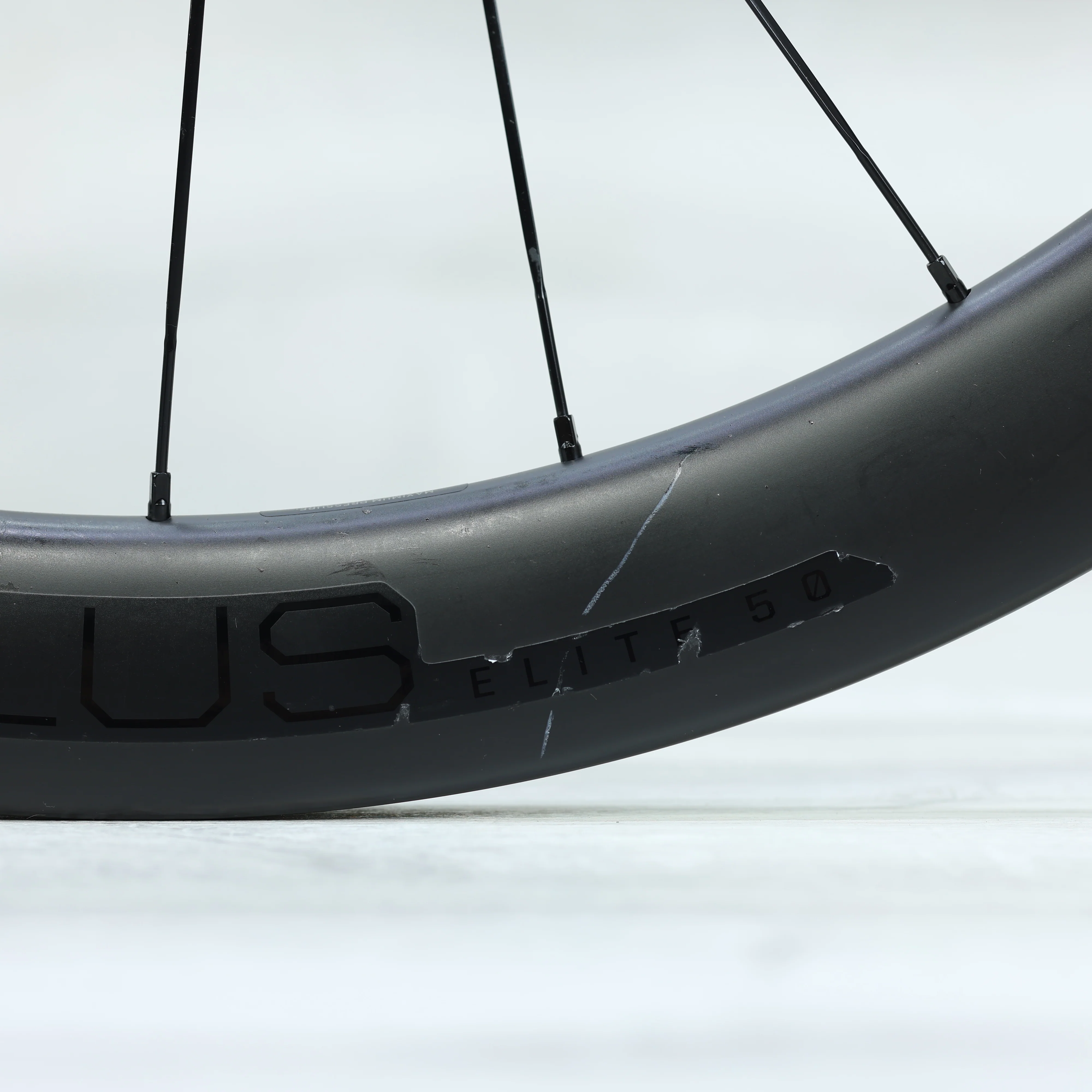 Bontrager Aeolus Elite 50 TLR Carbon Center Lock Disc Wheelset - Image 10