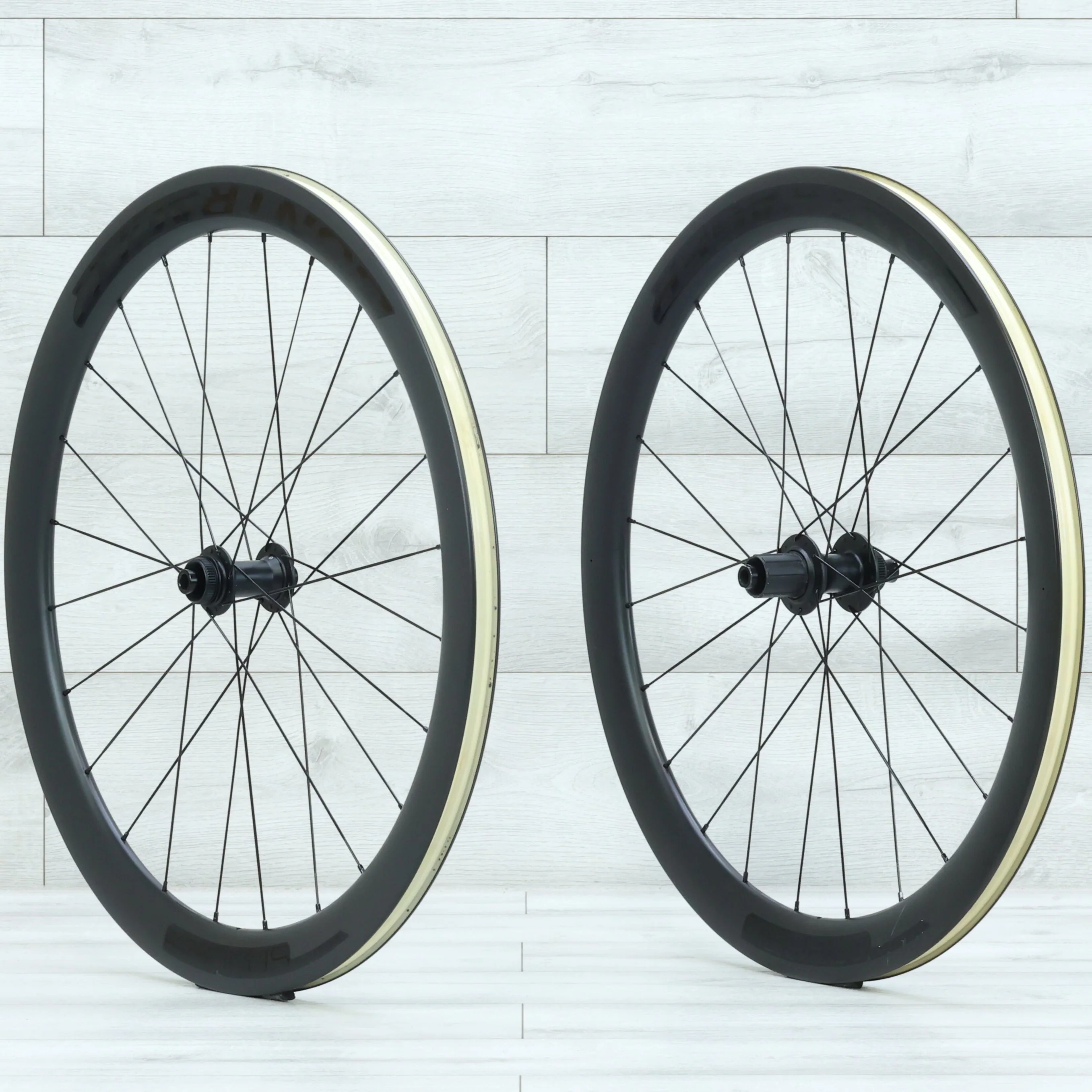 Bontrager Aeolus Elite 50 TLR Carbon Center Lock Disc Wheelset - Image 2