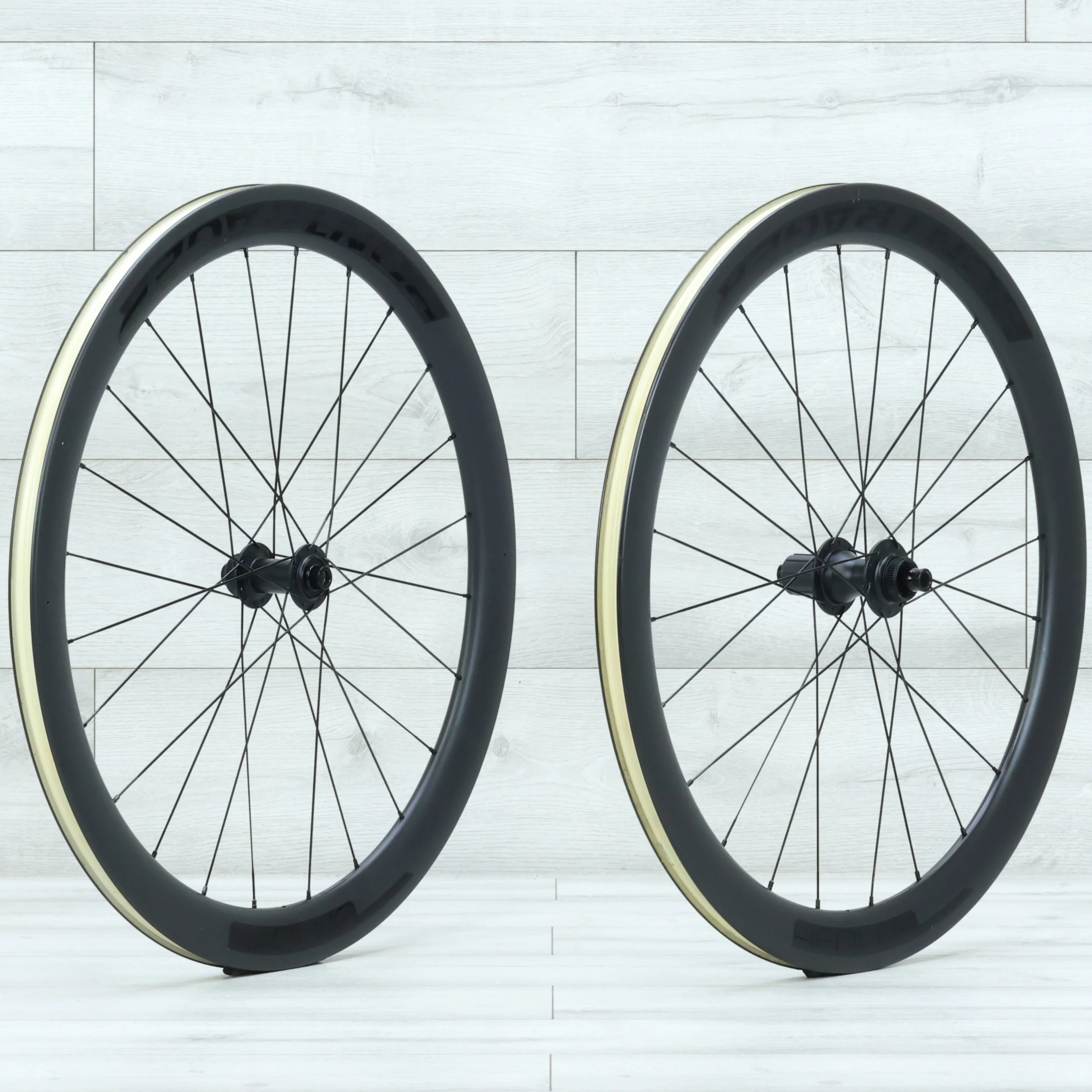 Bontrager Aeolus Elite 50 TLR Carbon Center Lock Disc Wheelset - Image 4