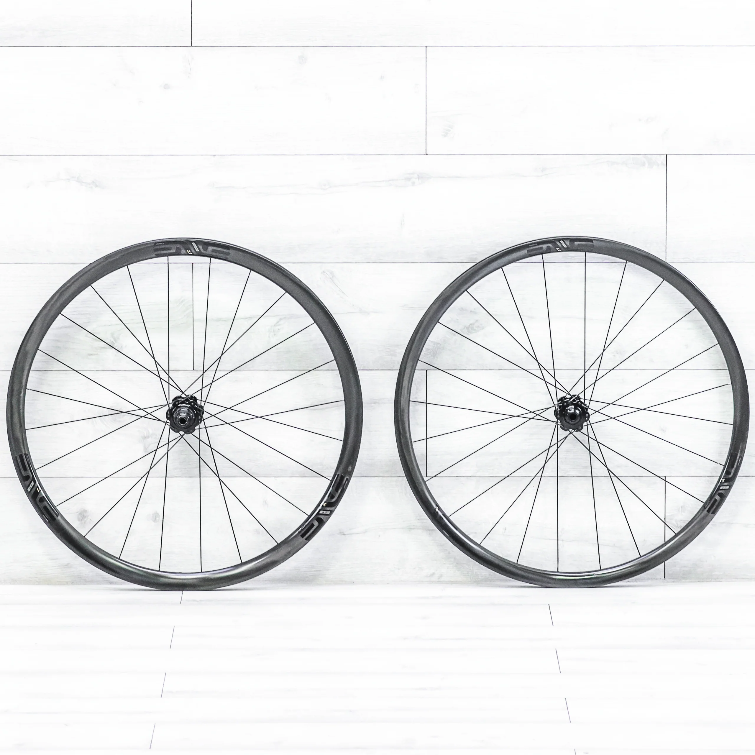 ENVE SES 2.3 Carbon Disc Wheelset β 700c, Tubeless, Center Lock, XDR 12-Speed