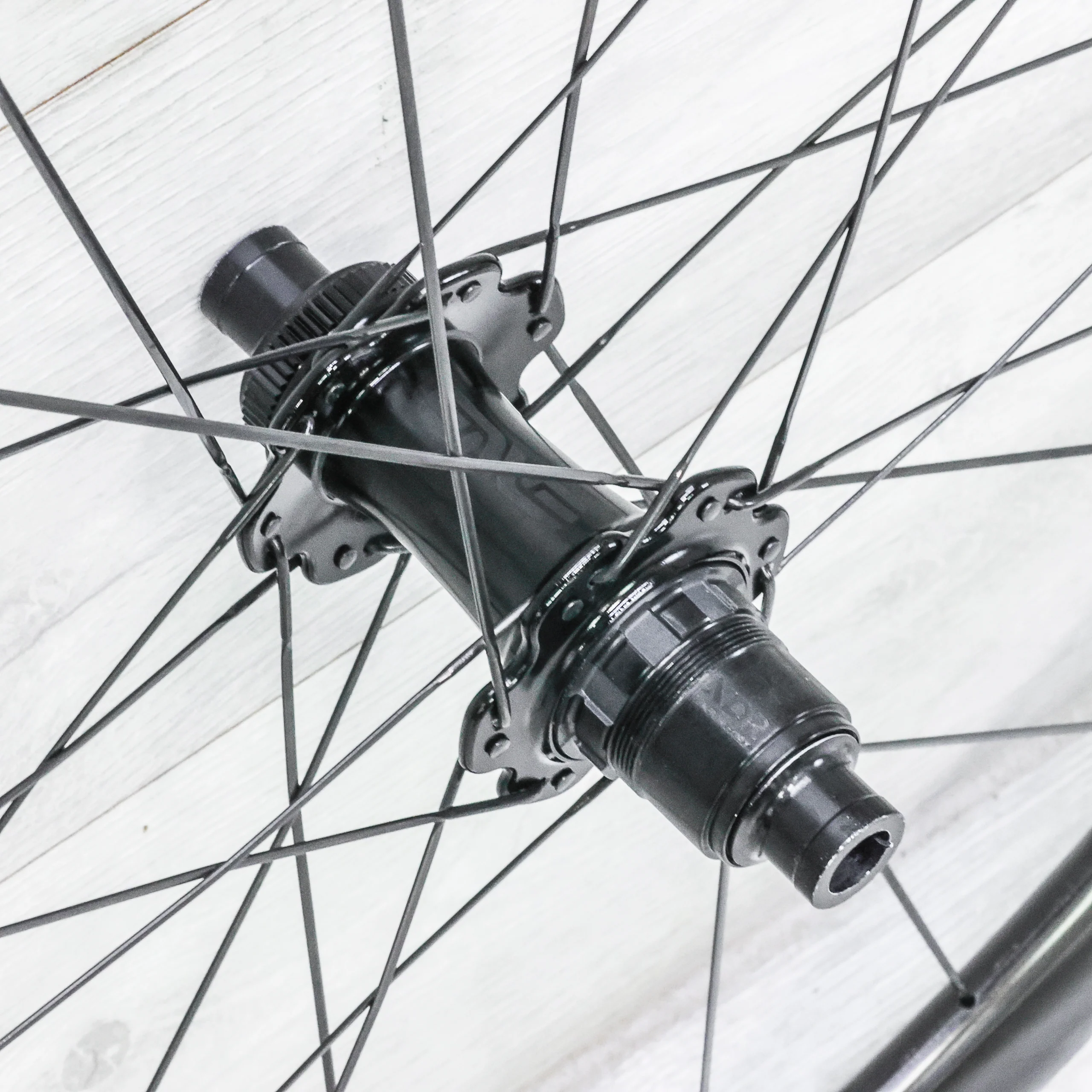ENVE SES 2.3 Carbon Disc Wheelset β 700c, Tubeless, Center Lock, XDR 12-Speed - Image 4