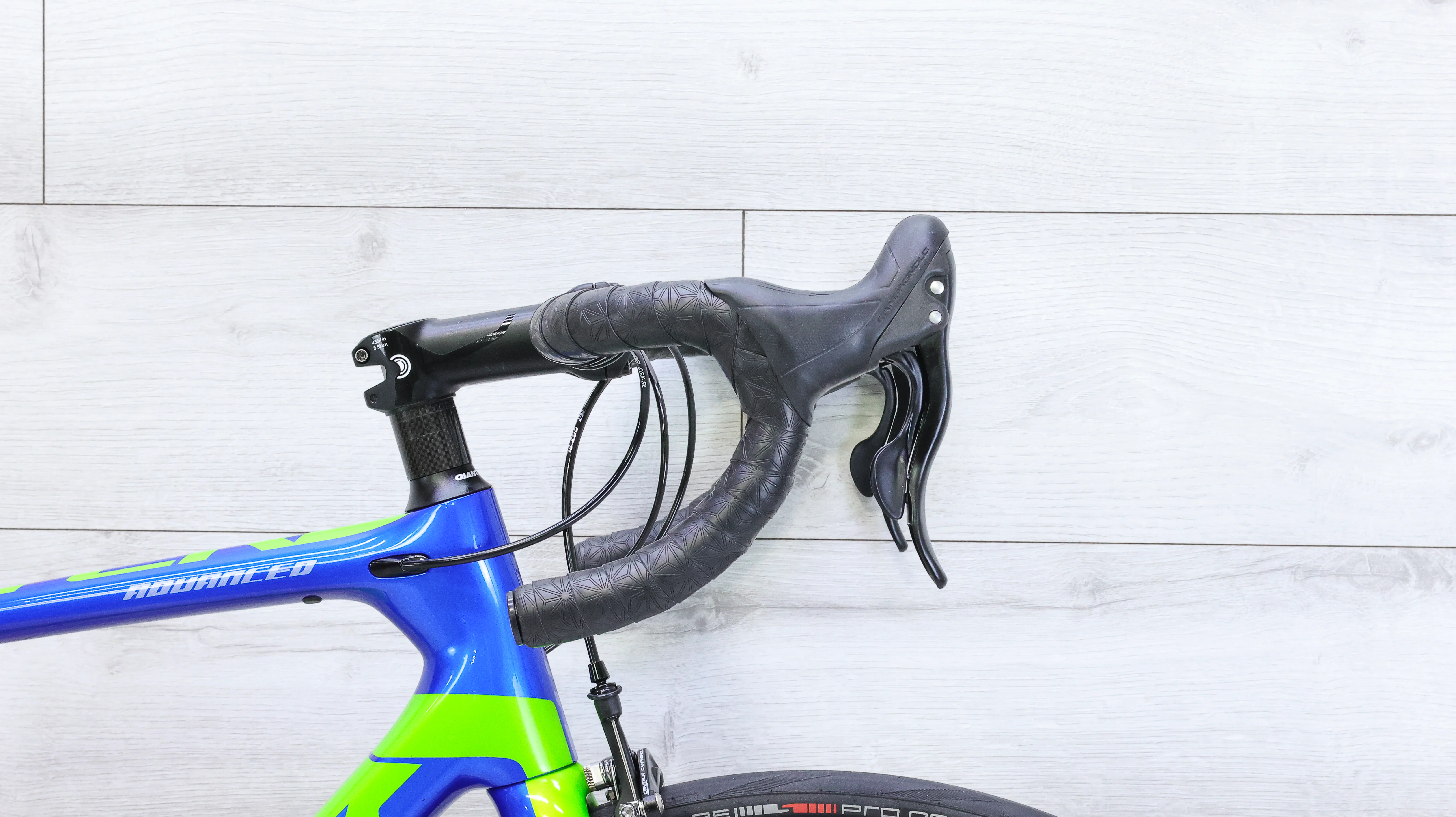 Giant TCR Advanced 2 Campagnolo Road Bike - 2019, Medium - Image 9
