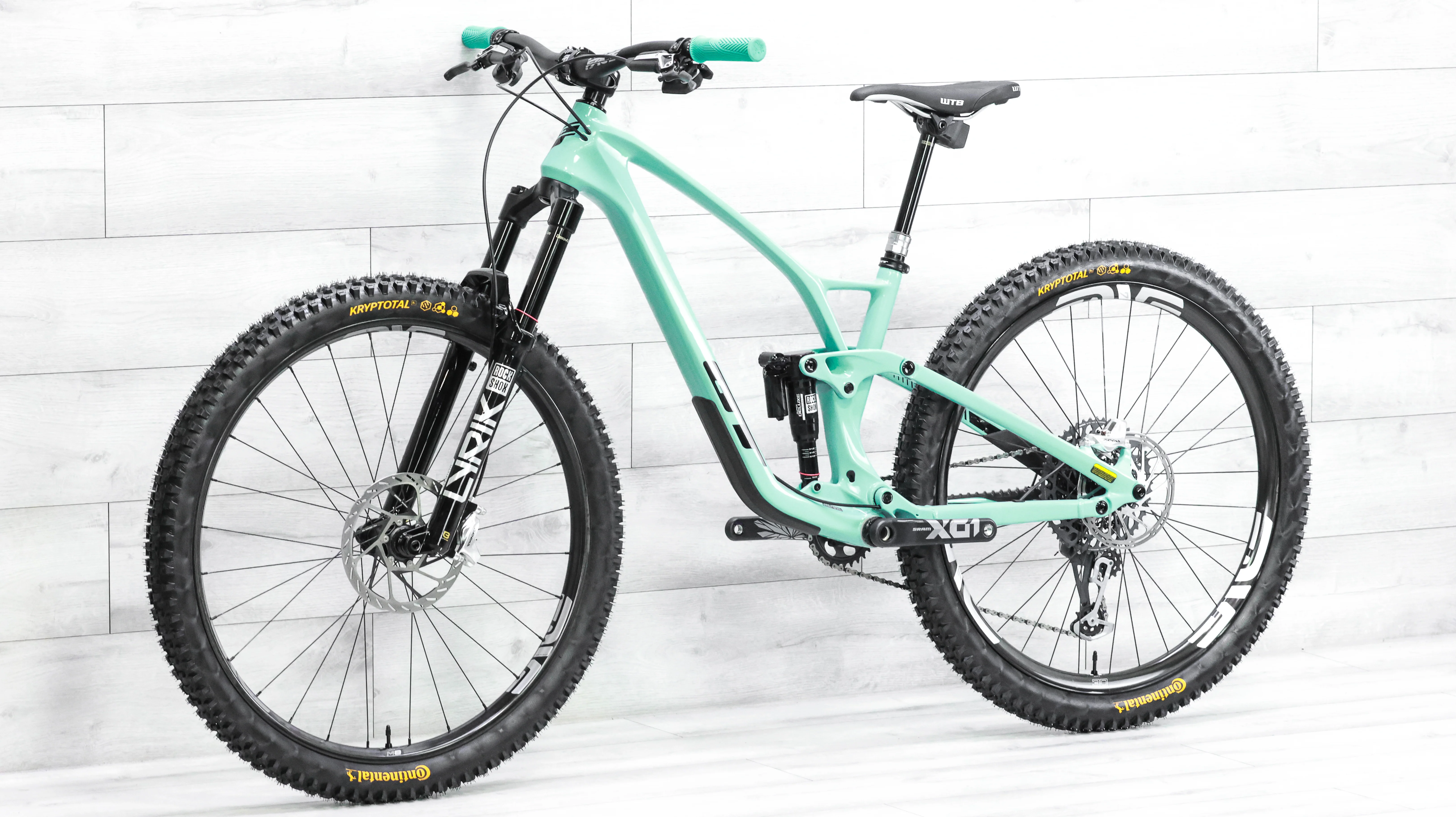 GT Sensor Carbon Pro LE Mountain Bike - 2023, Medium - Image 4