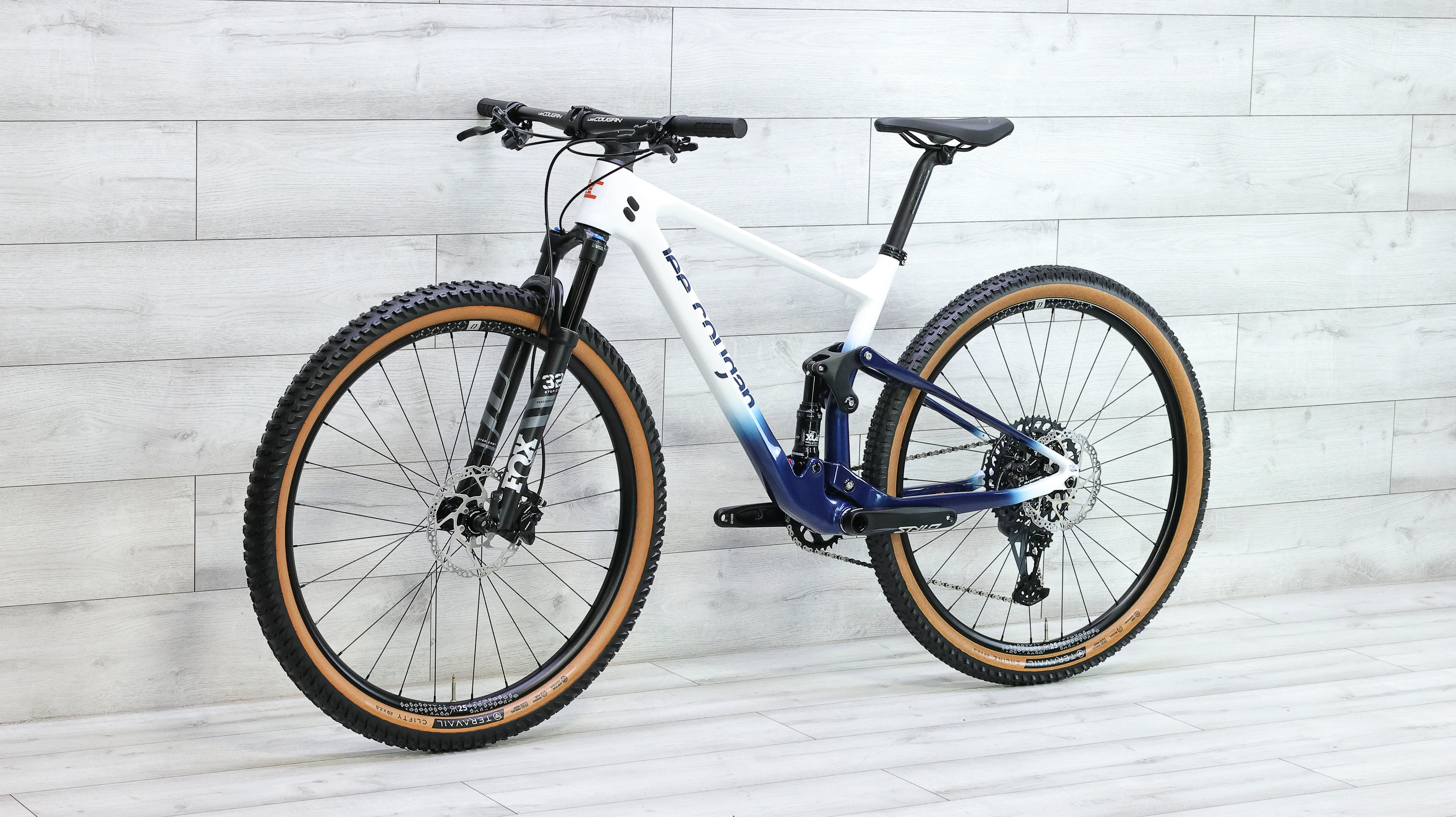 Lee Cougan Crossfire 428 Air Mountain Bike - 2024, Medium - Image 4
